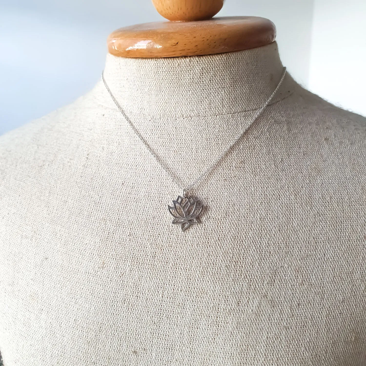 Lotus Cut-out Necklace / 925 Silver